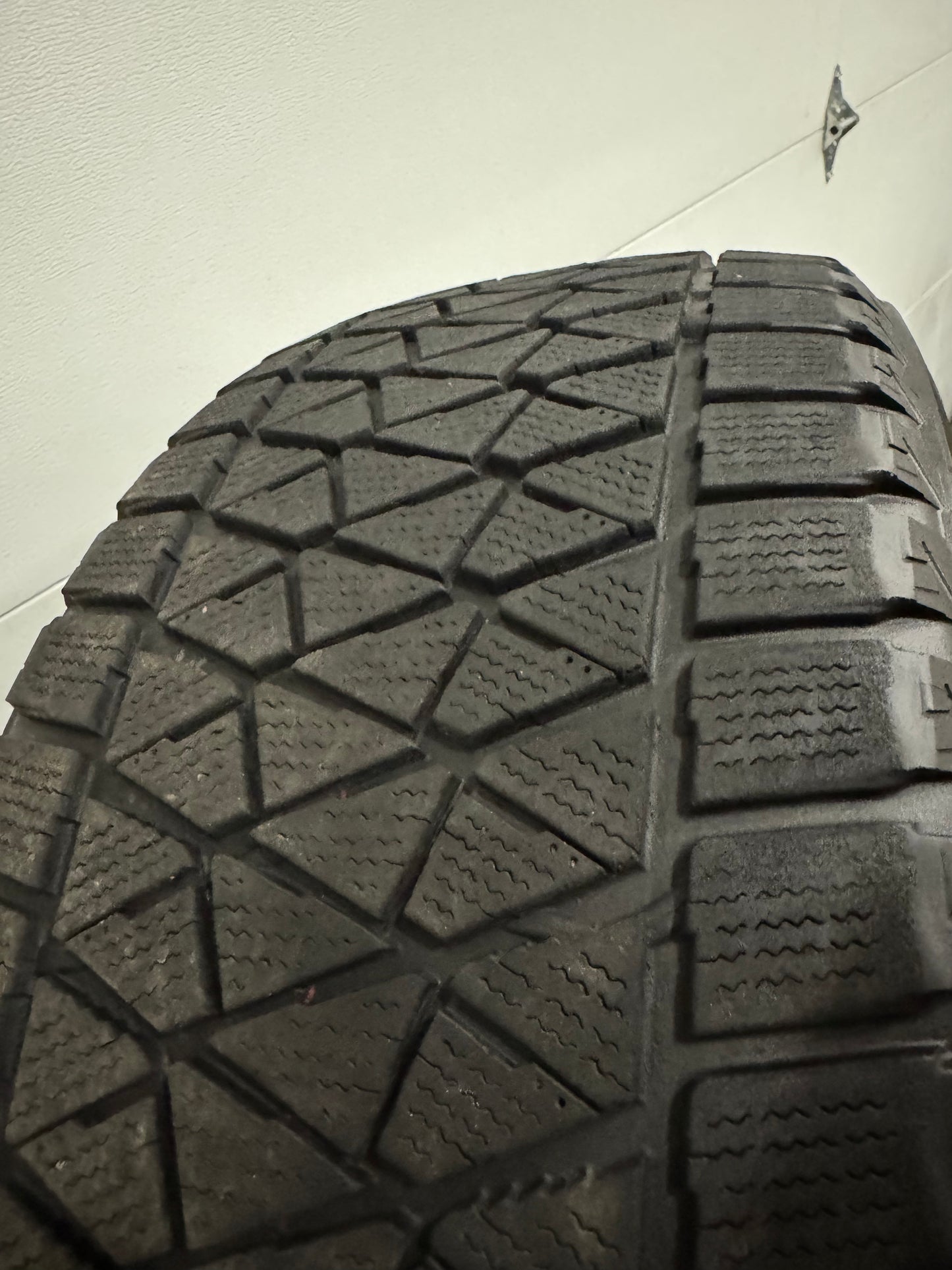Bridgestone Blizzack DM-V2 255/55R18 109T- set of 4