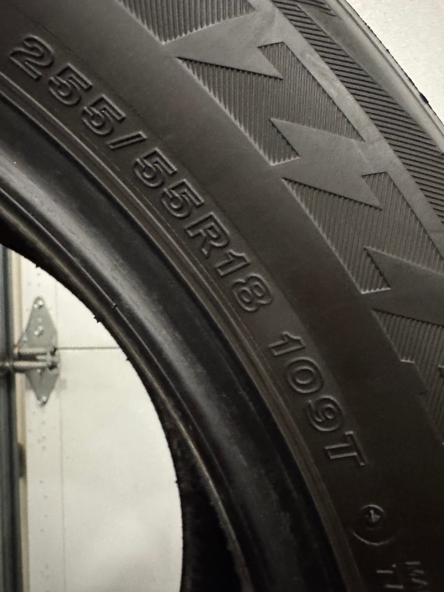 Bridgestone Blizzack DM-V2 255/55R18 109T- set of 4
