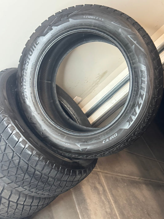 Bridgestone Blizzack DM-V2 255/55R18 109T- set of 4