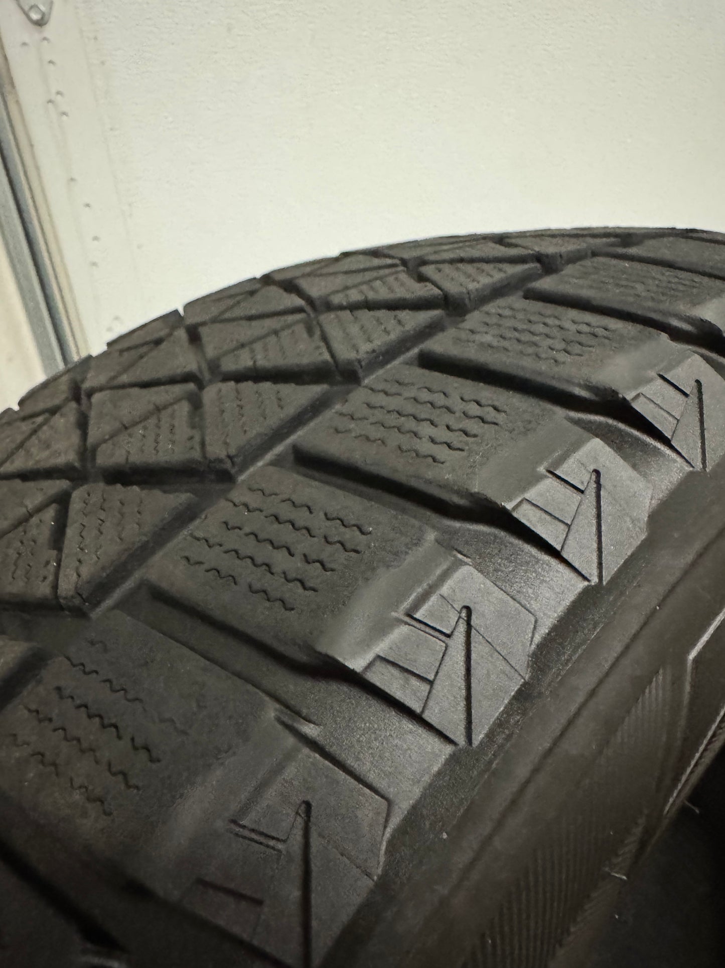 Bridgestone Blizzack DM-V2 255/55R18 109T- set of 4