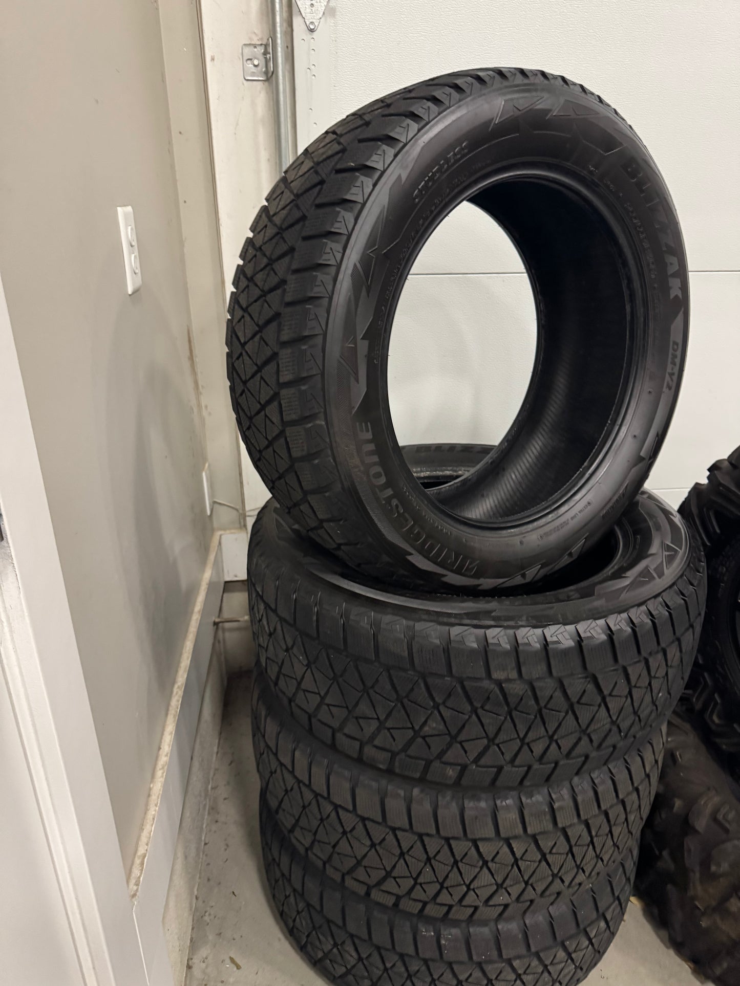 Bridgestone Blizzack DM-V2 255/55R18 109T- set of 4